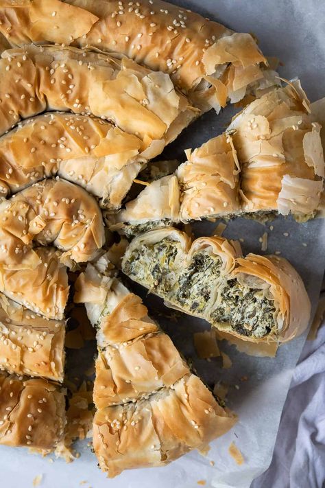 Vegan spanakopita spiral - this impressive vegan spinach and cheese filo pie consists of a soft, cheesy, salty, herby spinach filling encased in crisp phyllo pastry. It's a real crowd pleaser that is much easier to make than it looks! #veganbaking #dairyfree #veganmeal Filo Pie, Spinach Vegan, Spanakopita Recipe, Greek Spinach, Greek Spinach Pie, Phyllo Pastry, Vegan Greek, Vegan Spinach, Spinach Pie