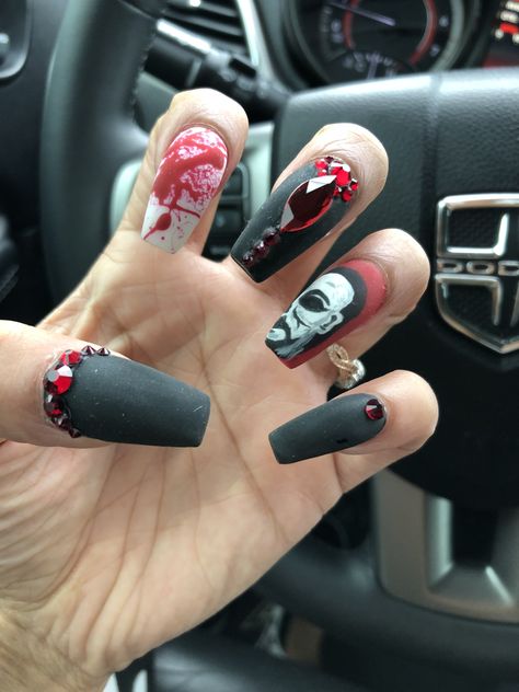 Favorite boogy man Michael Myers 🔪 Halloween Nails Michael Myers, Michael Myers Nail Art, Michael Myers Makeup, Michael Myers Nails, Mustache Nails, Halloween Nail Colors, Easy Halloween Nails Design, Horror Nails, Halloween Nails Diy