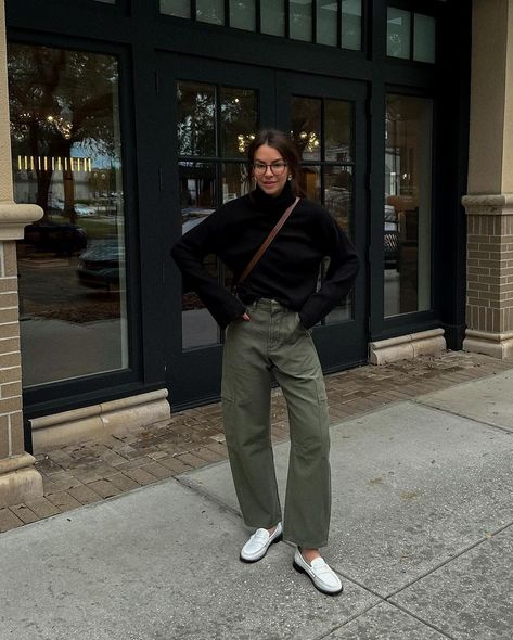 jessi caparella (@jessiinsanfrancisco) • Instagram photos and videos Green Button Down Shirt Outfit, Ecru Jeans Outfits, Ripped Baggy Jeans, Ecru Jeans, Chunky Chelsea Boots, Silky Pants, Barrel Jeans, Jeans Outfit Winter, Olive Pants