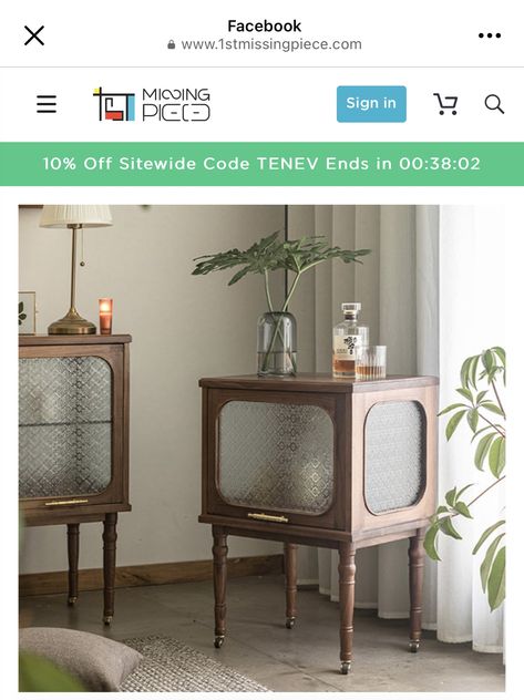 Side Table Cabinet Living Room, Home Lamps Decor, Retro Style Furniture, Side Table Decor Living Room Modern, Antique Record Player Cabinet, Rustic Retro Home Decor, Cute Side Tables, Side Tables In Living Room, Aesthetic Side Table