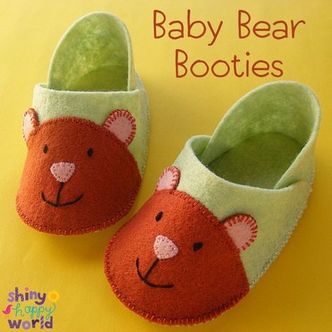 Make some adorable Baby Bear Booties with this easy free felt booties pattern from Shiny Happy World. Felt Booties, Trendy Baby Shoes, Felt Baby Shoes, Handmade Baby Shoes, Baby Shoes Diy, Crochet Baby Shoes Pattern, Baby Shoes Pattern, Felt Shoes, Felt Baby