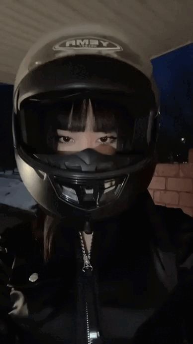 Motorcyclist Pfp, Motorcycle Girl Pfp, Motorcycle Female, Real Pfp, Girl Riding Motorcycle, Anime Superhero, Motocross Love, Motorcycle Aesthetic, Biker Aesthetic