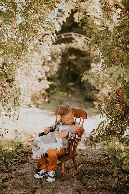 Family Chair Photoshoot, Outside Newborn Pictures With Siblings, Newborn Sibling Pictures Outdoor, Newborn Family Photos Sibling Outdoors, Newborn Outdoor Photoshoot With Siblings, Outdoor Newborn Photos With Siblings, Autumn Newborn Photoshoot, Fall Newborn Family Pictures, Rocking Chair Photoshoot