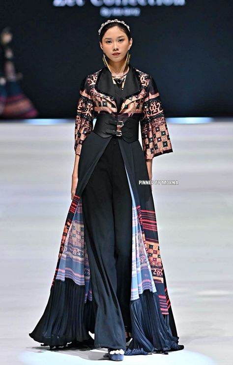 Zet Collection By Ida Giriz - Indonesia Pola Kimono, Indonesian Clothes, Mongolian Fashion, Dress Batik Modern, Indonesian Clothing, Indonesia Fashion Week, Batik Fashion, Batik Dress, Fashion Design Sketches