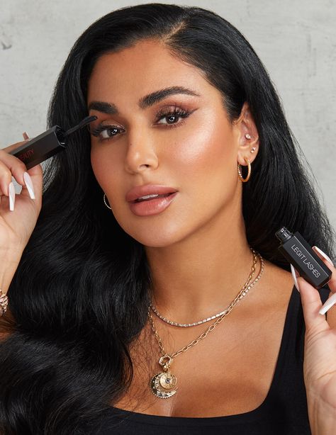 Everyday Glam Makeup, Signature Makeup Look, Soft Glam Look, Huda Kattan, Makeup And Skincare Products, Everyday Glam, Soft Glam Makeup, Green Eyeshadow, Makeup And Skincare