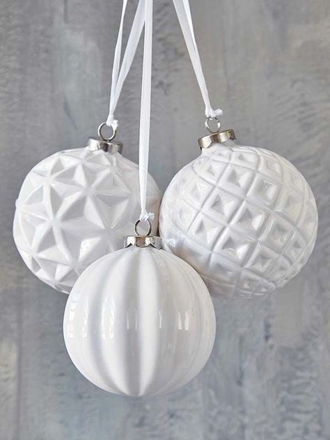 White Bauble Christmas Ornaments  #Christmasdecor #Christmas #white #whitechristmas #decorhomeideas Snow White Christmas, White Christmas Decorations, Wonderland Decorations, White Baubles, White Ornaments, White Christmas Decor, Christmas White, Christmas Mood, Christmas 2019