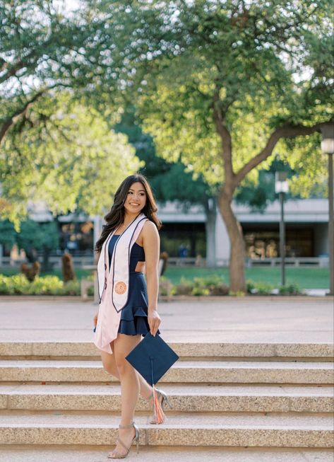 College Grad Outfit, College Graduation Photoshoot Ideas, College Grad Pictures, Grad Picture Ideas, Cap And Gown Photos, Cap And Gown Pictures, Nursing Graduation Pictures, College Graduation Photoshoot, College Graduation Pictures Poses