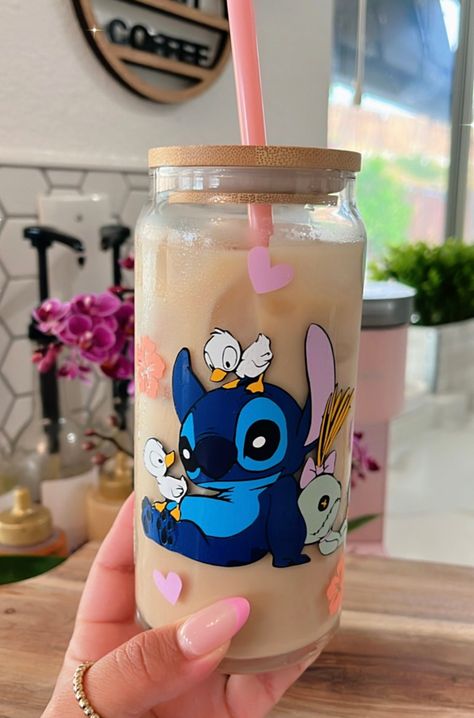 21oz Stitch glass made with permanent vinyl.  Listing includes bamboo lid and glass straw. Please care with extra love:  Not Dishwasher or Microwave safe  Do not scrub vinyl  DO NOT soak Snowglobe Tumblers, Stitch Tumbler, Lilo And Stitch Merchandise, Disney Cups, Sublimation Ideas Projects Inspiration, Cool Fidget Toys, Cute Coffee Cups, Diy Glass Bottle Crafts, Starbucks Drinks Recipes