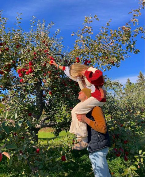 Apple Pickimg Photos, fall photo, fall couple pictures Apple Picking Pictures, Apple Picking Photos, Fall Date Ideas, Fall Couple Pictures, Fall Couple Photos, Pumpkin Patch Pictures, Fall Couple, Fall Dates, Couple Activities