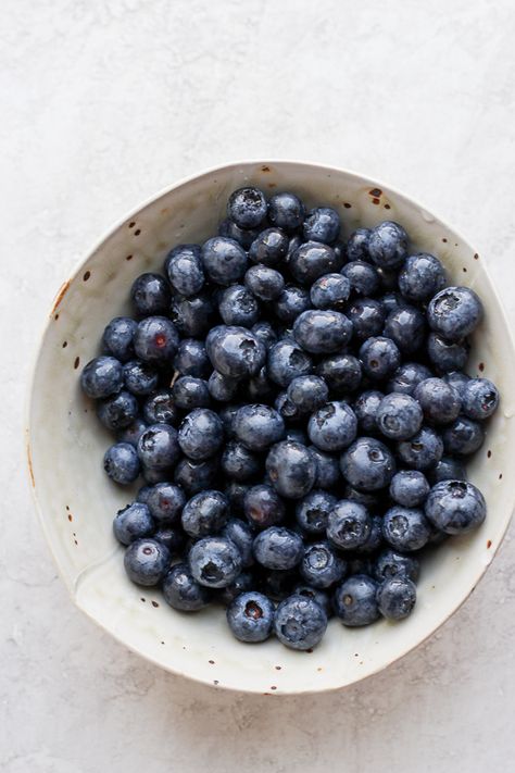 Blueberry Overnight Oats - a simple and delicious overnight oat recipe with bright and beautiful fresh blueberries! #overnightoats #blueberryovernightoats #blueberryrecipes #glutenfreerecipes #dairyfreerecipes Easy Steak Salad, How To Freeze Blueberries, Freeze Blueberries, Overnight Oat Recipe, Homemade Balsamic Dressing, Steak Salad Recipe, Kinds Of Steak, Grilling The Perfect Steak, Blueberry Overnight Oats