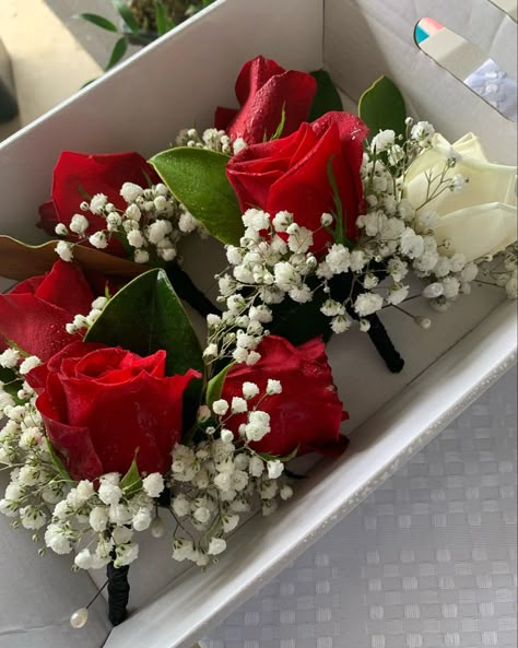 Red And White Flower Bouquets Prom, Red Rose Buttonhole, White Wedding With Red Roses, Red And White Roses Wedding, Black White Gold Wedding, Red Bridal Bouquet, Prom Bouquet, White Flower Bouquet, Wedding Isles