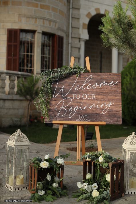 Rustic Welcome Board Wedding, Welcome Rustic Wedding Sign, Wooden Welcome Board Wedding, Welcome Board At Wedding, Wedding Table Welcome, Wedding Welcome Boards Ideas, Wooden Easel Wedding, Welcoming Board Ideas, Welcome Sign For Wedding Reception