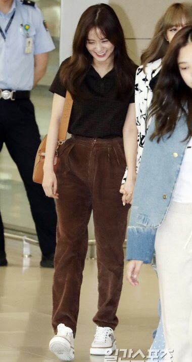 Kim Jisoo Outfit Casual, Jisoo Style Outfits Casual, Jisoo Outfit Casual, Jisoo Outfits Casual, Jisoo Casual Outfit, Jisoo Street Style, Jisoo Style Outfits, Jisoo Casual, Jisoo Airport