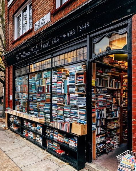 Living In London Aesthetic, Bookshop Café, Law School Inspiration, Bookstore Cafe, Dream Library, Library Aesthetic, Coffee Shop Aesthetic, Buy Books, Book Cafe