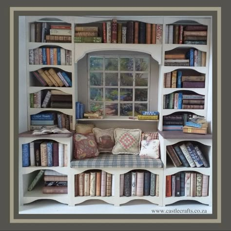 Mini Library Dollhouse, Miniature Library Room, Mini Library Ideas, Joululahjat Diy, Dollhouse Library, Mini Bookshelf, Shadow Box Gifts, Room Box Miniatures, Mini Library