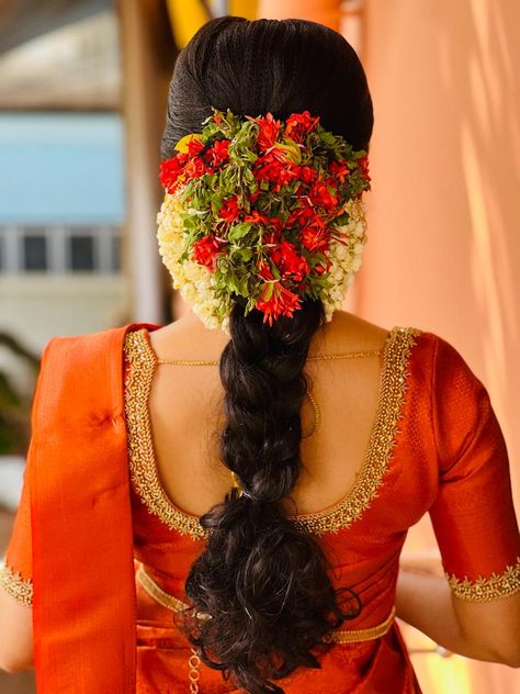 Kerala Marriage Saree, Saree Hairstyles With Jasmine, South Indian Wedding Hairstyles Simple, Kerala Bride Hairstyles With Flowers, Kerala Wedding Hairstyle, Hindu Bridal Hairstyles, Hindu Bridal Hairstyles Kerala, Kerala Bride Hairstyles, Kerala Beauty