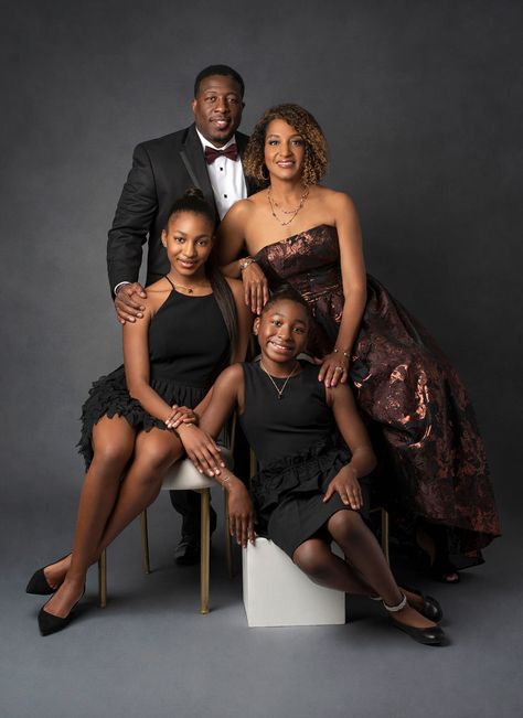 Couple Posing Photography, Diy Family Portraits Ideas, Family Photo Portraits, Family Staircase Photoshoot, Black Family Studio Photoshoot, African American Family Photoshoot Ideas, Studio Family Christmas Photos, Glam Family Photoshoot Studio, Formal Family Photoshoot Studio