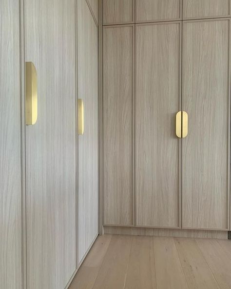 Veneer Wardrobe Design, Coastal Luxe Interiors, Modern Closet Designs, Luxe Kitchen, Coastal Luxe, Wardrobe Design Modern, Contemporary Mediterranean, Door Handles Modern, Oak Wardrobe