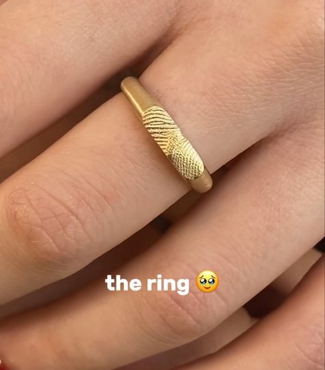 fingerprint ring <3 Wedding Rings Fingerprint, Ring With Fingerprint, Fingerprint Rings Wedding, Hand Rings Aesthetic, Finger Print Ring, Couples Promise Rings, Fingerprint Wedding Bands, Wedding Ring Simple, Fingerprint Jewellery