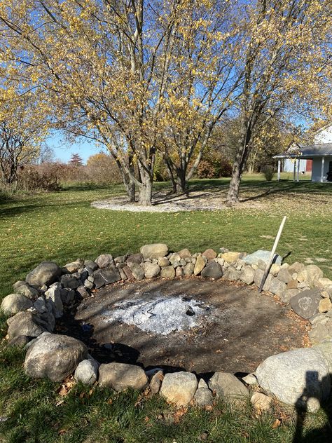 Large Bonfire Pit Ideas, River Stone Fire Pit, Rustic Bonfire Pit Ideas, Rustic Rock Fire Pit, Natural Fire Pit Ideas, Natural Rock Fire Pit, River Rock Fire Pit, Rustic Fire Pit Ideas Backyard, Fire Pit Rocks