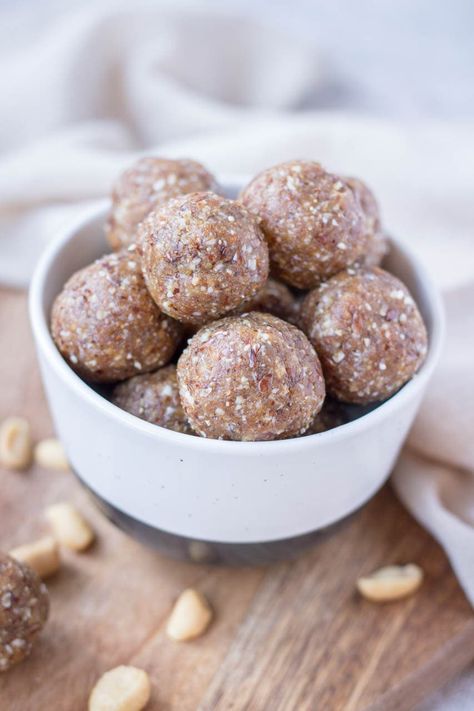 No-Bake Peanut Butter Energy Balls are ALL NATURAL protein-packed energizing treat. Perfect kids snack or post-workout meal. Added sugar-free. VEgan. GF. Sugar Free Kids Snacks, No Sugar Snacks, High Protein Peanut Butter, Peanut Butter Energy Balls, Energy Ball Recipe, Butter Balls, Natural Protein, Peanut Butter Balls, Post Workout Food