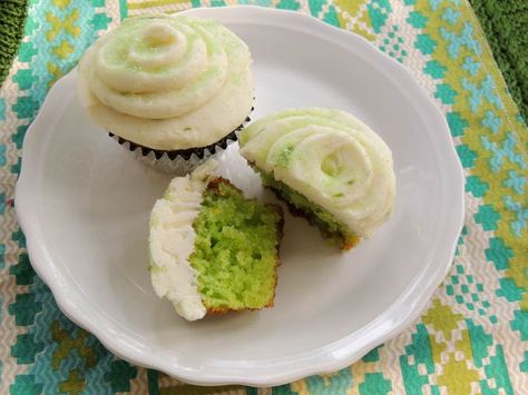 AMAZING Lime Cupcakes! Pandan Cupcakes, Pandan Dessert, Mojito Cupcakes, Pistachio Cupcakes, Key Lime Cupcakes, Pandan Cake, Coconut Buttercream, Lime Cupcakes, Vietnamese Dessert