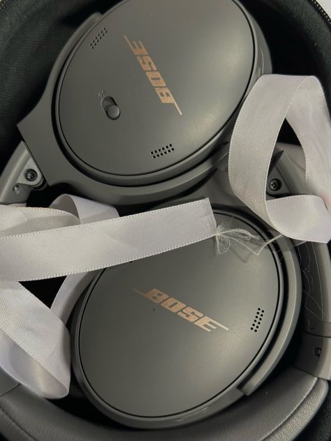 Bows with bose Bose Headphones Aesthetic, Headphone Decoration, Headphones Aesthetic, Bose Headphones, Bose Quietcomfort, Moscato, 2024 Vision, Black Aesthetic, Vodka