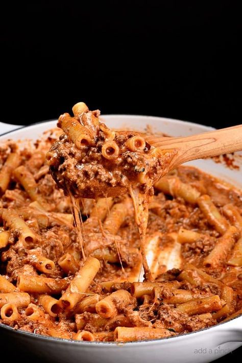 This Skillet Beef Ziti Recipe makes a quick and easy weeknight supper that the whole family loves! The pasta cooks right in the skillet and goes straight from the cooktop to the table in 30 minutes! Fasta Pasta, Chili Recipe With Black Beans, Clean Dinners, Ziti Recipe, Quick Pasta Recipes, Ziti Recipes, Easy Skillet, Yummy Pasta Recipes, Pan Meals