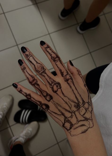 Hand Tattoos Skeleton, Skeleton Hand Drawing, Tattoos Skeleton, Skeleton Hands Drawing, Pola Tato, Skeleton Drawings, Pretty Hand Tattoos, Sharpie Tattoos, Pen Tattoo