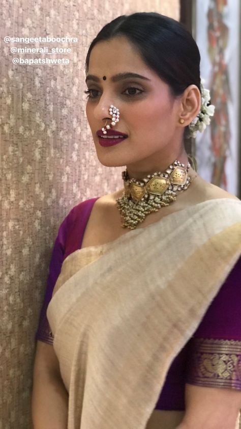 Priya Bapat..Love the simple saree look and jewellery! 💜 Black Saree Look Traditional Marathi, Maharashtrian Bride In White Saree, Mismatch Blouse And Saree, Navari Look Simple, Priya Bapat In Saree, Marathi Sadi Look Simple, Traditional Marathi Saree Look, Simple Marathi Look, Simple Maharashtrian Look