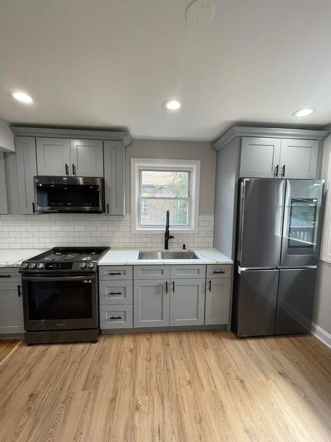 L Small Kitchen Ideas, Gray House Interior Ideas, Grey Scale Kitchen, Grey Cabinets White Walls, Kitchen Colors With Stainless Appliances, Mobile Home Remodel Kitchen Cabinets, Gray Cabinets Black Appliances, Small Dream Kitchen, Grey Kitchen Cabinets Modern