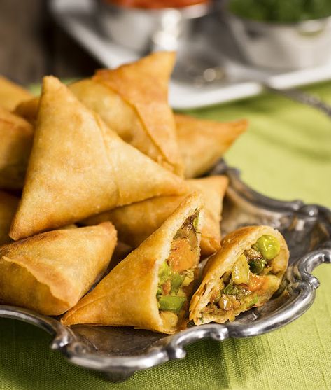 Vegetable Samosas Paneer Samosa, Madhur Jaffrey Recipes, Easy Indian Appetizers, Kacang Polong, Vegetable Samosa, Tandoori Paneer, Kari Ayam, Samosa Recipe, Indian Appetizers