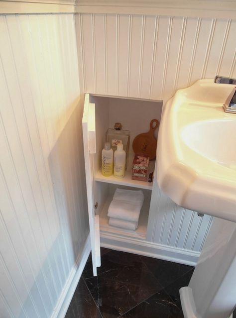 Small Built-In Storage You Can Squeeze Between Wall Studs Bathroom Storage Hacks, Eclectic Bathroom, Bathroom Storage Solutions, Bad Inspiration, Small Bathroom Storage, Bathroom Redo, Tiny Bathroom, Storage Hacks, Storage Design