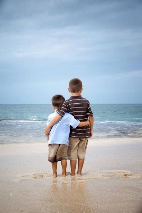 20 wonderful pictures showing the joy of having siblings Romantic Beach Photos, Hawaii Photography, Sibling Photography, Sibling Photos, Family Beach Pictures, Beach Family Photos, Two Boys, Foto Tips, Wonderful Picture