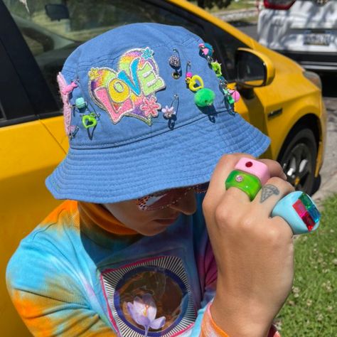 Bucket Hat Decorating Ideas, Blue Bucket Hat Outfit, Bucket Hat Diy, Diy Bucket Hat, Urban Party, Backwards Hat, Coachella 2024, Diy Bucket, Bucket Hat Outfit