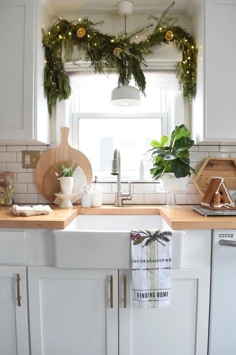 Whether it's something as simple as a string of paper snowflakes or as extravagant as heaps of fragrant eucalyptus, Christmas window decorations are festive details that rarely go unnoticed. And to help you get started, we've gathered seven merry ideas that will make it easy to welcome the holidays in style. #hunkerhome #christmasdecor #holidaydecor #christmas #christmasdecorideas Kitchen Xmas Decor, Diy Christmas Kitchen, Above Kitchen Sink, Apartment Styles, Nature Presentation, Diy Portfolio, Grey Nature, Scandinavian Inspiration, Office Minimalist