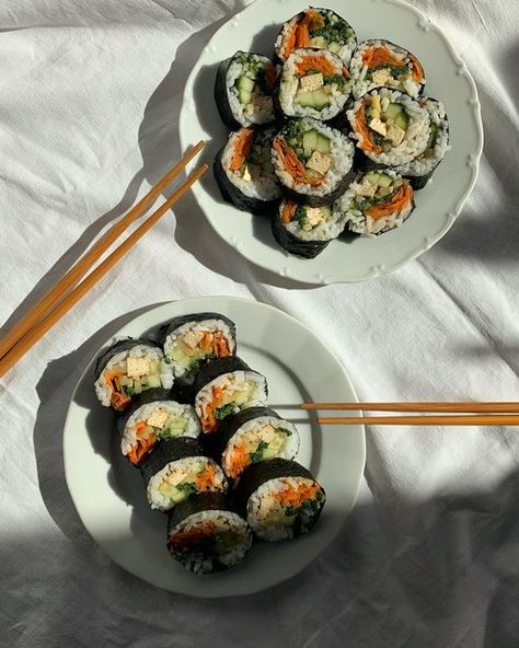 Japan Vegan Food, Gimbap Vegan, Gimbap Korean Food, Kimbap Aesthetic, Korean Takeout, Vegan Kimbap, Korean Kimbap, Traditional Korean Food, Vegan Korean Food