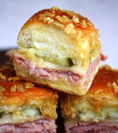 Gawain Bread Sliders, Sunday Lunch Ideas After Church, Sunday Lunch Recipes, Sandwiches For A Crowd, Cuban Sliders, Sliders Recipes, Cuban Sandwiches, Slider Sandwiches, Monte Cristo Sandwich