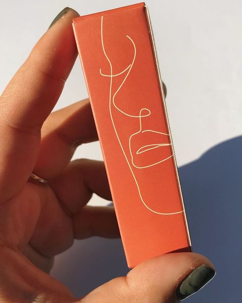 Sucker for packaging 💄 @sunniesface Fluffmatte lipstick in Vacay Lipstick Packaging Ideas, Lipstick Packaging Design, Lipstick Box Packaging, Lipstick Logo, Crazy Lipstick, Lipstick Packaging, Beauty Package, Unique Lipstick, Custom Lipstick