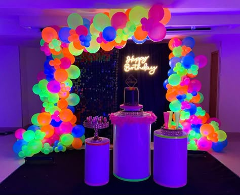 Neon 30th Birthday Party, Decoracion Fiesta Neon Party Ideas, Neon Bday Party Ideas, Pool Party Neon, Neon Pool Parties, 17th Birthday Party Ideas, Neon Party Decorations, Slumber Party Birthday, 30th Birthday Themes