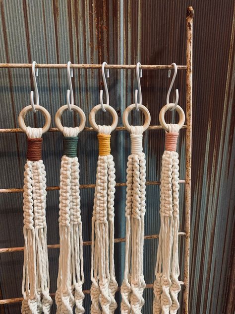 All macrame hangers are made from a high quality, 4 mm single strand recycled cotton macrame string.  - Every plant hanger is a natural white color, with different natural colored gathering knots * These hangers will fit right in with any home decor style. If you are a house plant lover looking for more ways to collect more plants, these plant hangers would be great for you.  Makes a great gift for the plant lover in your life.  A beautiful way to add a warm cozy vibe to your home!  All hangers Unique Plant Hangers, Crochet Hanging Basket Patterns, Vintage Plant Hanger, Crochet Hanging Basket, Macrame Hangers, Twine Crafts, Indoor Plant Wall, Wall Mounted Planters, Macrame Plant Hanger Tutorial