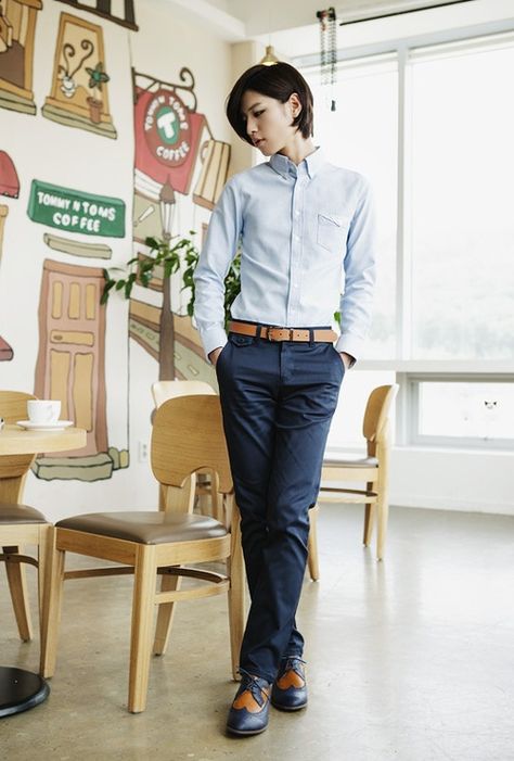 Soft butch beginning professional wardrobe. Great ideas here for a professional wardrobe leaning masculine. Butch Fashion, Teacher Outfits Professional, Tomboy Femme, Spring Teacher Outfits, Teacher Outfits Fall, Lesbian Fashion, Look Office, Tomboy Chic, Queer Fashion