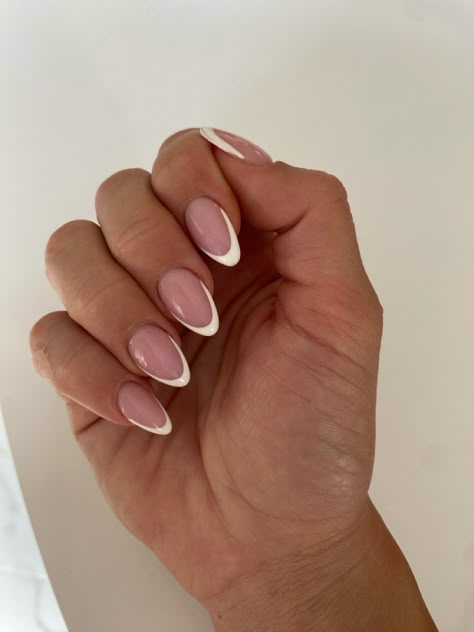 Almond Shape Nails With White Tips, French Nails Almond Shape Short, Almond Shape Nails French, Almond Shape Nails French Tip, French Manicure Designs Almond Shape, French Tip Almond Shape Nails, Almond Shape French Tip Nails, Almond French Manicure, Almond Shape French Tip