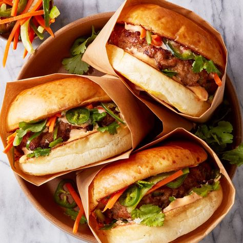 Banh Mi turkey burger Banh Mi Burger, Ground Turkey Recipes Easy, Bahn Mi, Lemon Butter Chicken, Turkey Burger Recipes, Baked Turkey, Flat Bread, Turkey Burger, Banh Mi