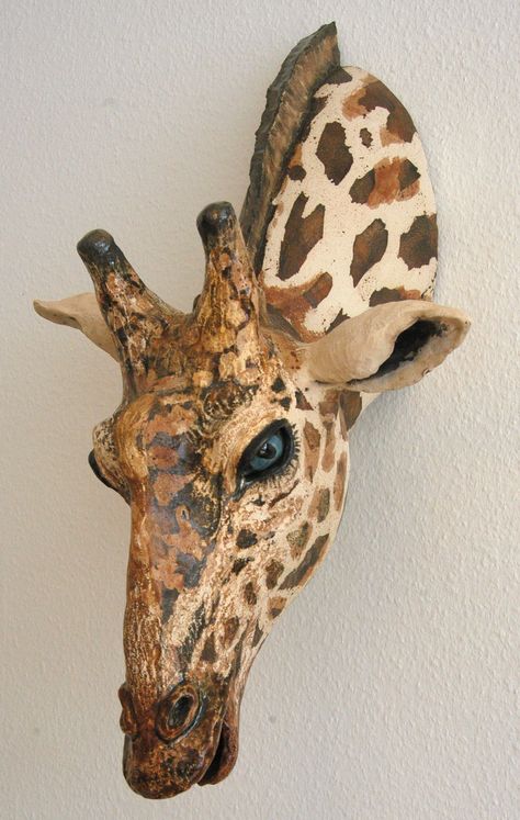 Party Fun: Design Playful Paper Plate Decorations. Paper Plate Decorations, Paper Mache Animals, Paper Art Sculpture, Giraffe Head, Cardboard Sculpture, Afrikaanse Kunst, Giraffe Art, Paper Mache Sculpture, Paper Mache Art