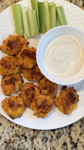 𝙹𝚊𝚌𝚕𝚢𝚗 𝚅𝚊𝚗𝙷𝚘𝚛𝚗 | The Busy Keto Momma on Instagram: "Keto Buffalo Chicken Nuggets These are perfect for Football Sunday’s 🏈 You only need 4 ingredients. 2 cans of chicken 1 egg 1/2 cup of mozzarella cheese 1 tbs Franks Buffalo Seasoning I dipped mine in Ranch. Tag me when you make them! Follow @thebusyketomomma for more easy recipes. #ketomeals #keto #ketorecipes #easyketo #lowcarb #lchf #lchfdiet #ketodiet #ketoweightloss #fatloss #fatlosstips #fatlossjourney #weightlossjourney #we Keto Buffalo Chicken Nuggets, Buffalo Chicken Nuggets, Buffalo Seasoning, Keto Buffalo Chicken, Ketosis Recipes, Baked Chicken Nuggets, Football Sunday, Canned Chicken, Chicken Nuggets