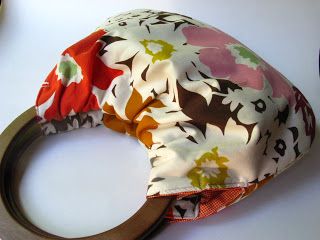 Allisa Jacobs, Wooden Handle Bag, Interfacing Sewing, Diy Bag Designs, Fall Handbags, Orange Interior, Perfect Handbag, Diy Tote Bag, Floral Hoops