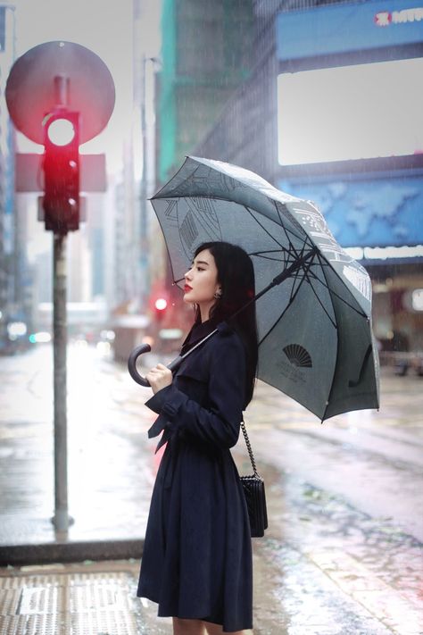 Poses Umbrella, Umbrella Photoshoot, Holding Umbrella, Umbrella Photography, Umbrella Photo, Reference Pose, Umbrella Girl, Fashion Feminine, 사진 촬영 포즈