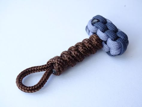 Easy Paracord Projects, Snake Knot Paracord, Parachute Cord Crafts, Paracord Projects Diy, Paracord Bracelet Designs, Paracord Accessories, Paracord Bracelet Patterns, Snake Knot, Paracord Bracelet Tutorial