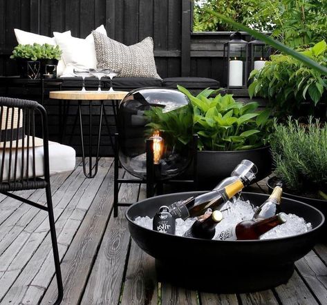 Minimalistic Balcony, Terasse Ideas, Small Backyard Decks, Balcony Inspiration, Sleek Furniture, Garden Makeover, Small Deck, Outdoor Couch, Contemporary Garden